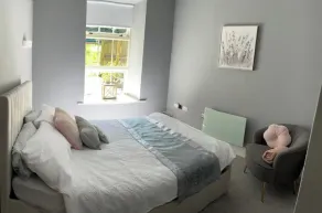 2 Bed Woodland Retreat - Garden & Free Parking - Image 2