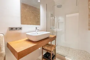 Casa de ciudad con aire acondicionado, piscina, Wi-Fi, balcón y terraza en la azotea - Image 5