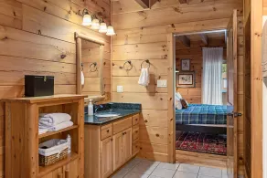 Peaceful 5-bedroom cabin with hot tub and views - Image 4