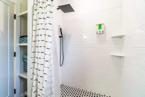 Stylish 2-Bedroom walking distance to Downtown - Image 2