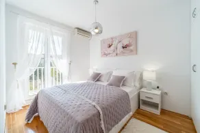 Seaside Retreat with Terrace- Fully Renewed Modern Apartment steps from the Sea! - Image 4