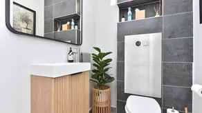 Spacious, Stylish home with panoramic waterviews - Image 2