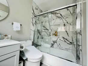 King bedroom with full amenities - Image 5