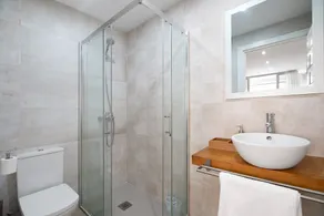 Appartement de vacances accessible 'Ancha 9' avec terrasse privée et climatisation. - Image 2