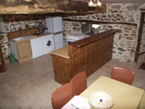Modernised Farmhouse, Three Bedrooms, Quiet Secluded Garden, Wifi and Pet - Image 2