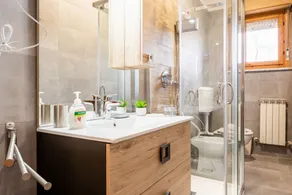 GuestHost - Comfortable and modern apartment of about 50 square meters with two balconies, able to accommodate up to 4 people, is located on the 1st floor of a building without a lift. The flat is situated in Luni Mare, in an area full of services, conve - Image 2