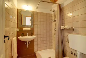 Villa with swimming pool and children's playground - Image 2