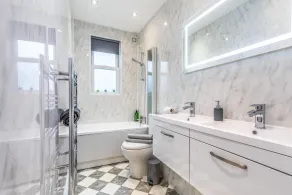 City & Beach in Easy reach 3 double Bedrooms with parking - Image 4