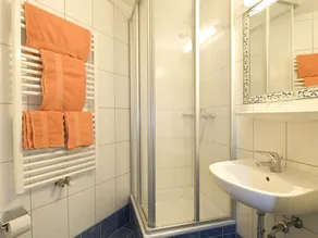 Apartment D (4-5 persons/2 bedrooms, 1 WSR) - Apartments Amadeo - Image 4