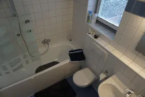 Tranquilo y cerca del centro con un oasis verde, para viajeros de negocios y de placer. - Image 4