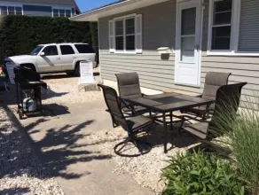 Fantastisk beliggenhed.  Denne duplex med ranchstil har to soveværelser og et bad.  Aircondition i vinduet og dejlig gårdhave med gasgrill, bord og stole.  Fra gaden parkering.   Bare en kort gåtur til stranden og alt hvad Stone Harbor har at byde på! ... - Image 5