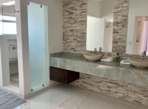Modern beachfront house with pool - Image 3