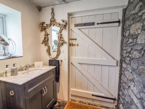 NEUADD WEN, pet friendly, character holiday cottage in Cerrigydrudion - Image 2