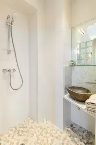 Market Square 2 bedrooms 2 baths AC private garage - Image 3