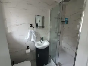 Private Room Sleeps 2 with Ensuite & Parking - Image 5