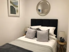 New contemporary flat with gated parking,walk to shops, movies,restaurants,tubes - Image 3
