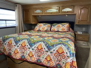 39 foot fifth wheel with on-site free dockage and launching. October Specials! - Image 4