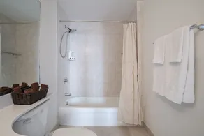 Lovely 2 bedrooms 2 bathrooms Apt, Sleeps 4, Split King bed, Free Parking, Pet OK - Image 5