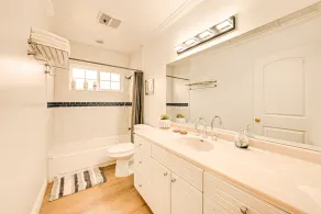 Cozy, spacious 4B4B house with high-speed internet near Disney - Image 3