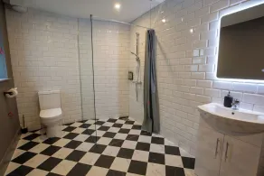 Luxury Large bedroom in the heart of Galway City - Image 3