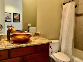 Luxury Near Lake Powell & Antelope Canyon: Hot Tub, Views & EV Charger - Image 5