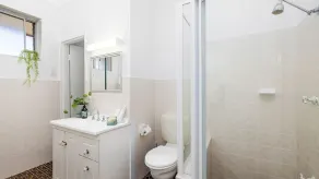 Beachside at Gretel – walk to Shoal Bay Beach, close to shops and clubs, top floor apartment. - Image 2