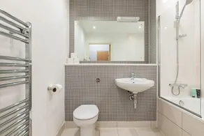 Beautiful 1-Bedroom Apt with Balcony nr Shepherd's Bush - Image 3