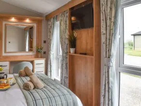Luxury 2 bedroom, pet-friendly lodge on the side of a beautiful fishing lake. - Image 5
