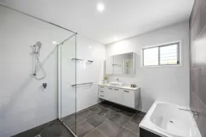 Bright 3-Bed Home with Private Courtyard - Image 3