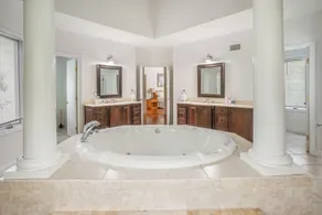 Hampton's Summer Escape, vie nocturne, piscine, spa. - Image 5