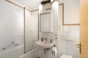 Holiday Apartment 'Hübsche Wohnung\" with Balcony & Wi-Fi - Image 5