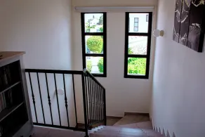 Villa de lujo de 3 dormitorios con piscina privada climatizada y hermosos jardines. - Image 2