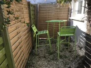 Self-contained studio, sunny courtyard, close to beaches and shops - Image 4