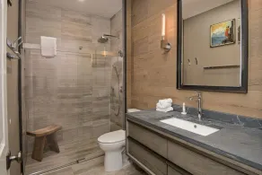 Newly remodeled modern condo. Pool/hot tubs. Walk to town over pedestrian bridge - Image 4
