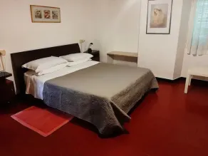 Lille hus nedsænket i skovens stilhed - Image 3