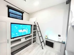 Johnny Love, Modern and Bright Paradise RV - Image 4