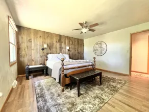 Quiet country setting with walking trails and large pond - Image 4