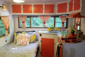 Glamping dans un campeur vintage 1965 - Image 3