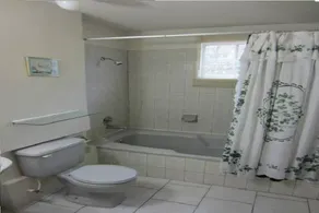 Casa de dos pisos de estilo español en la playa - Apartamento - Image 2