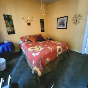 Sunflower Room with quiet deck - Image 5