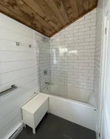 3- Bdrm Lakeside Log Cottage--Gooderham Lake, Haliburton - Image 4