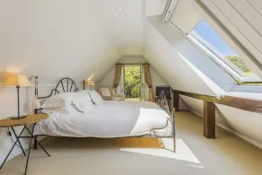 Lyxig interiör designad tvåbäddsstuga i lugnt läge med utsikt över dammar - Image 3