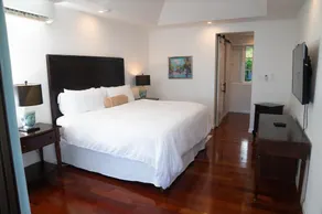 4BR Seafront Villa in Boscobel Direct Sea Access Coastal Living - Image 4