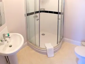 King-Deluxe-Ensuite with Shower - Image 5