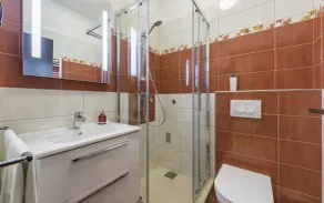 Beautiful new villa with pool - Image 5