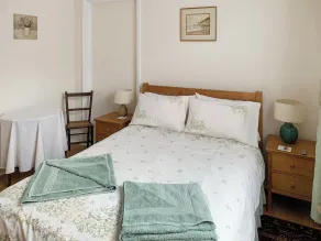 1 bedroom accommodation in Ventnor - Image 5