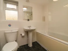 6 MANLEIGH PARK, pet friendly, with a garden in Combe Martin - Image 3