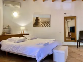 Fabuleuse villa rustique accolée à la montagne avec une vue unique - Image 5