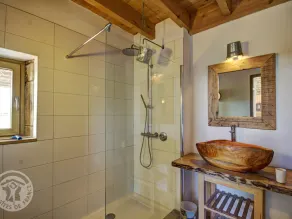 Authentic House with Spa and Pets Allowed - Image 2