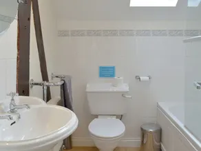 4 bedroom accommodation in Standon - Image 4